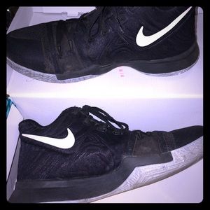 Kyrie 3,s Size 7